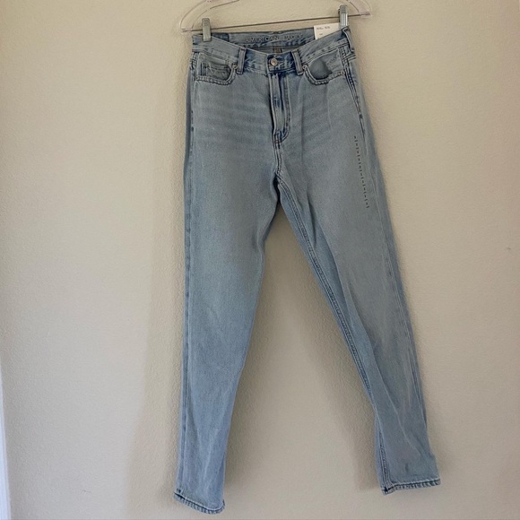 BRAND NEW WITH TAGS light wash mom jeans - Picture 1 of 2